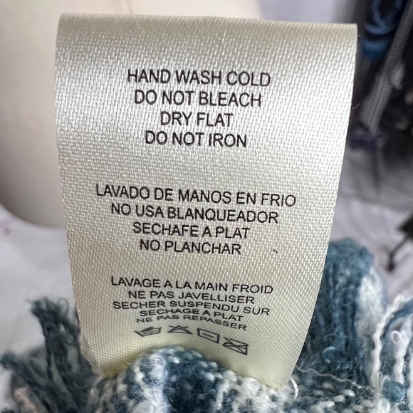 NWOT |•SIMPLY NOELLE•| Soft Knit Poncho With Buttons One Size - Picture 7 of 7